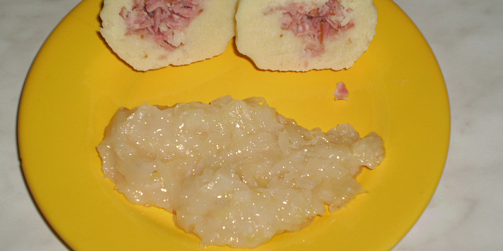 Bramborové knedlíky  (z bramborové kaše) plněné uzenou krkovicí