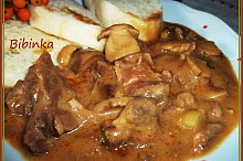 Krkovička na hříbkách v papiňáku, zjemněná smetanou