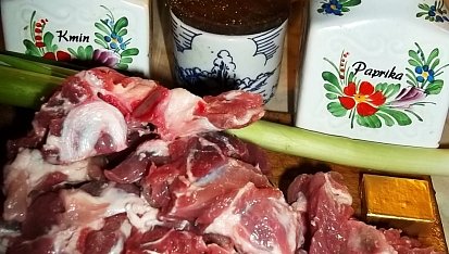 Krkovička na hříbkách v papiňáku, zjemněná smetanou, ingredience...