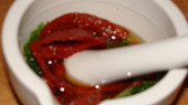 Pečená kuřecí stehna s paprikou a sušenymi rajčaty.