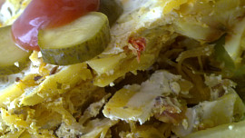 Pikantní  zapečené brambory se zelím, klobásou a žirovnickým - balkánským sýrem