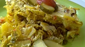 Pikantní  zapečené brambory se zelím, klobásou a žirovnickým - balkánským sýrem