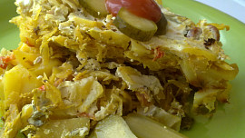 Pikantní  zapečené brambory se zelím, klobásou a žirovnickým - balkánským sýrem