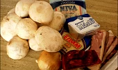 Plněné žampiony ve šťavnatém lůžku, část použitých surovin