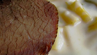 Smetanové fazolky s hovězím masem a máslovými brambůrky, metanové fazolky s hovězím masem a máslovými brambůrky