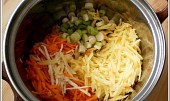 Rychlá "nouzová" polévka, na rozehřátý tuk dáme na 3minutky osmahnout cibulku a mrkev,pak přidáme ostatní zeleninu,promícháme,zalijeme l.horké vody,přidáme masox a vaříme 10minut