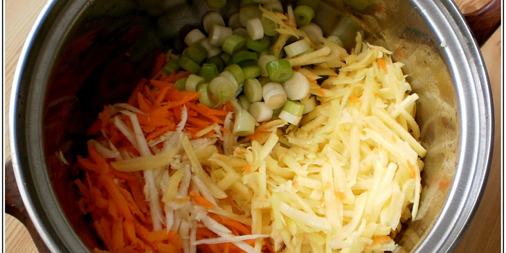 na rozehřátý tuk dáme na 3minutky osmahnout cibulku a mrkev,pak přidáme ostatní zeleninu,promícháme,zalijeme l.horké vody,přidáme masox a vaříme 10minut