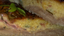 Telecí plátky,potřené pikantním těstíčkem ze sýrů, zeleniny, bylinek a slaniny