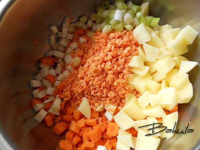Zeleninová polévka s červenou čočkou