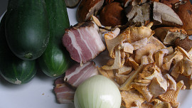 Dušené okurky s liškami a křemenáči