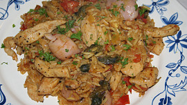 Paella se šafránem, kuřecím masem a plody moře