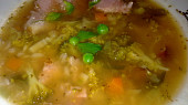 Polévka s  uzeným masem, kroupami a s několika druhy zeleniny
