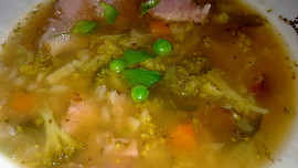 Polévka s  uzeným masem, kroupami a s několika druhy zeleniny