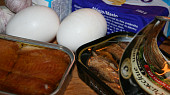 Těstovinové taštičky s rybí náplní a holandskou omáčkou