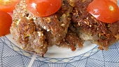 Karbanátky s cuketou a červeným vínem