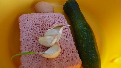 Karbanátky s cuketou a červeným vínem, hlavní suroviny