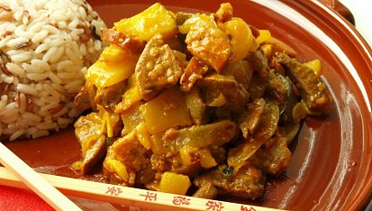 Králičí játra na víně s curry cuketou