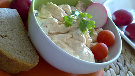 Rychlá pomazánka  ze žervé s paprikou, bylinkami a křenem