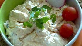 Rychlá pomazánka  ze žervé s paprikou, bylinkami a křenem