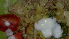 Farfalle s brokolicí, hlívou ústřičnou, slaninou a chutnou sýrovou omáčkou