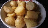 Nové brambory vařené ve vývaru