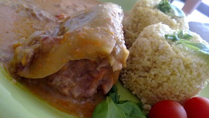 Zelené paprikové lusky plněné hříbky, slaninou a masem
