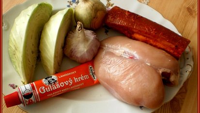 Debrecínem a česnekem plněná prsa dušená v zelí, část použitých surovin