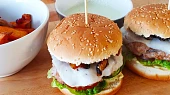 Hamburger s kozím sýrem a karamelizovanou cibulkou, batátové hranolky s avokádovým dipem