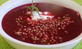 Polévka z červené řepy a rajčat s pohankou
