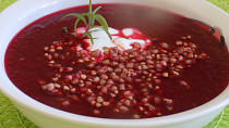 Polévka z červené řepy a rajčat s pohankou
