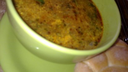 Rychlá drštková polévka na pórku, zelenin. základu  s chilli papričkou