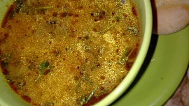 Rychlá drštková polévka na pórku, zelenin. základu  s chilli papričkou
