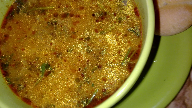Rychlá drštková polévka na pórku, zelenin. základu  s chilli papričkou