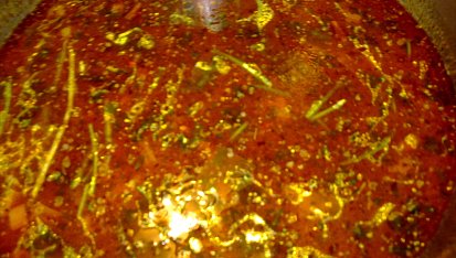 Rychlá drštková polévka na pórku, zelenin. základu  s chilli papričkou