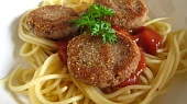 Tuňákové medailonky se špagetami a středomořskou omáčkou