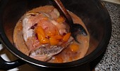 Kuřecí na růžovém zázvoru s meruňkou a brusinkou, V kastrolu