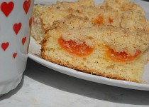 Meruňkový koláč s marcipánovou nebo kokosovou drobenkou
