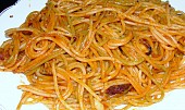Ostré plody moře se špagetami tří barev (Hotové špagety smíchané se směsí na talíři)