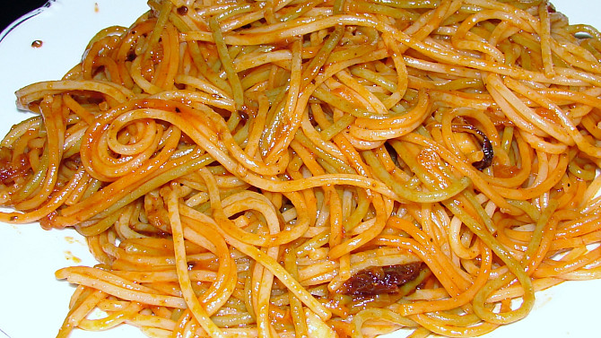 Ostré plody moře se špagetami tří barev, Hotové špagety smíchané se směsí na talíři