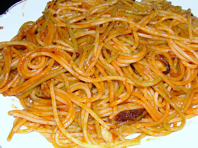 Ostré plody moře se špagetami tří barev, Hotové špagety smíchané se směsí na talíři