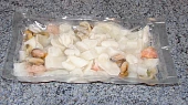 Ostré plody moře se špagetami tří barev, plody moře