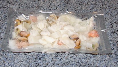 Ostré plody moře se špagetami tří barev, plody moře