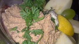 Pomazánka dnes  trošku jinak, s křenem a jablkem