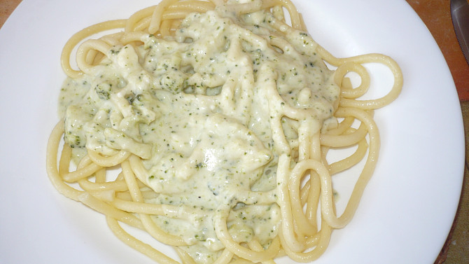 Špagety s brokolicovo-smetanovou omáčkou