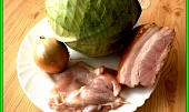 Zelný salát se slaninou a kuřecím masem, část použitých surovin