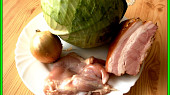 Zelný salát se slaninou a kuřecím masem, část použitých surovin