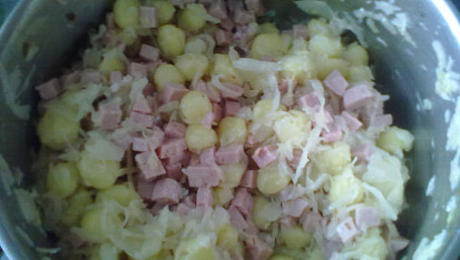 Gnocchi se zelím a salámem