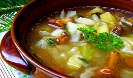 Letní zelná polévka s houbami a bramborem