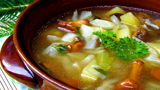 Letní zelná polévka s houbami a bramborem