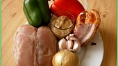 Slaninou protkaná kuřecí prsa v hořčičné šťávě, část použitých surovin